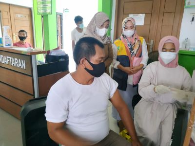 300 Dosis Vaksin, Puskesmas Pangkalan Baru Bersama TNI Gelar Vaksinasi Massal