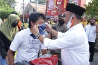 Bupati Labuhanbatu Bagikan 5000 Masker Di Simpang Enam
