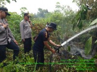 Polsek Pinggir Lakukan Pemadaman 2 Titik Api Karlahut Di 2 Lokasi Berbeda.