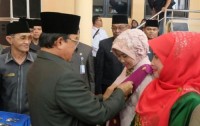 Bupati Inhil Serahkan Tanda Kehormatan Satyalancana Karya Satya Bagi 595 ASN