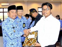 Wabup Darma Wijaya Serahkan SK Kenaikan Pangkat dan SK CPNS.