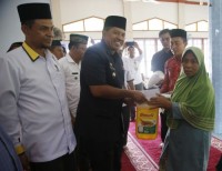Yatini, 64 tahun terharu saat dirinya menerima bantuan zakat dari Baznas Kabupaten Siak