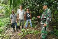 Babinsa Koramil 09/Lgm Rutin Lakukan Patroli dan Sosialisasi Karhutla di Wilayah Rawan Kebakaran