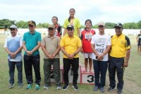 PLT Bupati labuhanbatu sematkan medali emas kepada juara pertama cabang atletik.