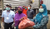 Peduli Dampak Covid-19,TP-PKK Kabupaten Pelalawan Berikan Bantuan Paket Sembako Ke Warga