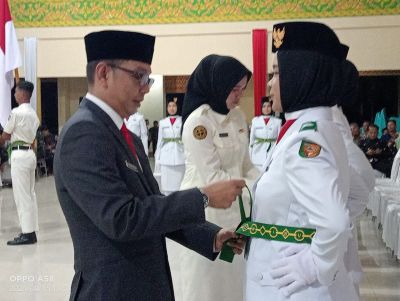 34 anggota paskibraka Singingi dilantik,Ukup Selaku Sekda  diPendopo Rumah dinas Bupati