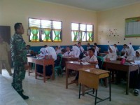 Babinsa Koramil 04/Pangkalan Kuras Memberikan Penyuluhan Cinta Tanah Air Dan Bela Negara Kepada Sisw