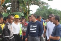 Tinjau Gotong Royong, Bupati Yopi Ajak Warga Manfaatkan Lahan Tidur