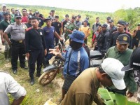 WARGA DEMO PT MURINI ' MINTA KEMBALIKAN LAHAN EKS BROVIT CPI UNTUK TUMPANG SARI'