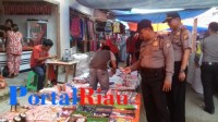 Kapolsek Bandar Sei Kijang Patroli Jalan Kaki, Cegah Kejahatan Dipasar