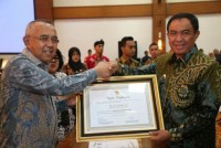 Bupati dan Bunda Inhil Terima Anugerah Terbaik Peduli Pengembangan PAUD
