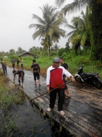 Dalam Hujan Wabup Bersihkan Saluran Air