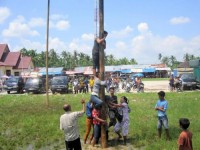Hibur Pedagang, DKKP Adakan Lomba Panjat Pinang