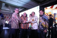 Bupati Rohul Terima Penghargaan Desa Rambah Hilir Terbaik 3 Tingkat Nasional Sadar Jamsos Ketenagake