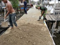 Babinsa Koramil 08/Mandah Ikut Serta Laksanakan Gotong Royong Bersama Masyarakat