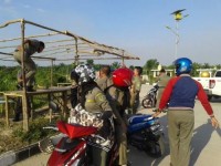 Satpol PP Bongkar Paksa 6 Lapak PKL di Jembatan Kembar