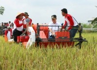 Panen Raya Sungai Mandau, Bupati dan Kepala BPTP Riau mencoba mesin panen padi