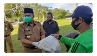 Peduli COVID-19, Bupati Siak Serahkan Sembako Kepada 225 Orang Tenaga BHL Dinas PU