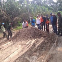 Kapolsek Siak Hulu Bersama Upika Inisiasi Warga Untuk Goro Perbaiki Jalan Yang Rusak
