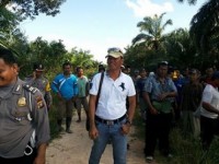 SATUAN POLSEK DAN KADES TETAP MONITORING AKSI WARGA KELOMPOK TANI BUMBUNG DI KEBUN MURINI