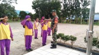 Babinsa Koramil 09/Lgm Kodim 0313 KPR Melatih PBB Kepada Siswa SD N 004 Bukit Agung