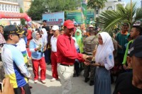 Bupati Suyatno Serahkan Berbagai Hadiah Pemenang Perlombaan