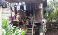 Babinsa Koramil 07/Reteh  Melaksanakan Komunikasi Sosial Dengan Masyarakat      