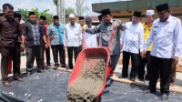 Bupati Inhil Lakukan Pencurahan Cor Pertama Jalan Rabat Beton Desa Pebenaan, Keritang 