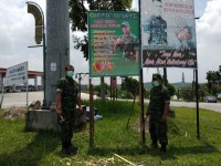 Babinsa Koramil 09/Langgam Serma Jalaludin Pasang Baleho Himbauan 