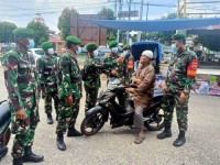 Tegakkan Disiplin, Babinsa Koramil 07/Kampar Terapkan Protokol Kesehatan Covid-19 di Pasar Tradision