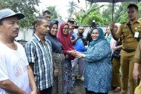 Bersama Istri Kasmarni  Bupati Kunjungi Warga Yang Kena Musibah Kebakaran