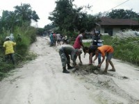Koramil 06/Sh Bersama Masyarakat Karya Bhakti Perbaikan Jalan