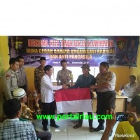 polair Polres Pelalawan Bagi Sembako dan Bendera Merah Putih