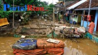 Tumpukan sampah perabot rumah tangga dibuang begitu saja di pinggir jalan