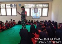 Babinsa Koramil 09/Lgm Kodim 0313/KPR Tanamkan Rasa Cinta Tanah Air