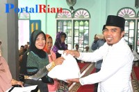 91 kaum duafa, Kecamatan Pusako terima Zakat.