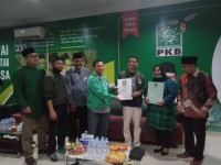 Wakili DPP, DPW PKB Riau Serahkan SK Kepada Kasmarni-Bagus Santoso