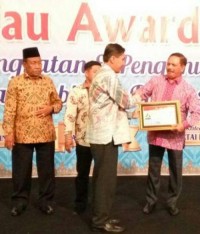 Bupati Inhil Perolehi KI Riau Award 2017
