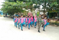 Tingkatkan Kemampuan Baris Berbaris Babinsa Koramil 09/Lgm Kodim 0313/Kpr Melatih  Siswa/i SDN 013