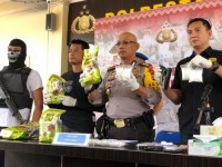 Polresta Pekanbaru menggelar press conference terkait keberhasilan mengungkap pelaku tindak pidana 