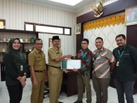 Plt Bupati Siak Drs H Alfedri MSi, Menerima rombongan Tanoto Foundation diruang kerjanya