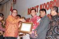 Pemko Pekanbaru menerima Piagam Penghargaan dari Menteri Koperasi UKM