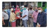 Bupati Siak Alfedri Serahkan Sembako Bantuan Dari IKJR Tualang Kepada Warga