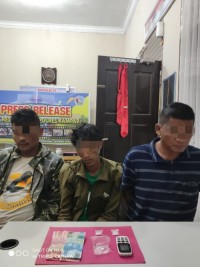 SatRes Narkoba Polres Kampar, Ringkus 3 Pengedar Shabu di Desa Muara Uwai