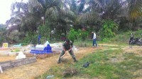 Memasuki Bulan Ramadhan Babinsa Dan Masyarakat Membersihkan Tempat Pemakaman Umum