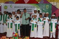 Bupati Yopi Buka Puasa Bersama Ratusan Santri Ponpes Khairul Ummah