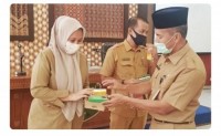 Pj Sekda Siak Serahkan Masker dan Hand Sanitizer kepada ASN
