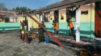 Jaga Kebersihan Lingkungan, Babinsa Koramil 16/Tapung Bersama  Warga Melaksanakan Gotong Royong