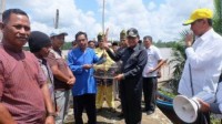 Bupati Inhil Serahkan Bantuan 13 Kapal Motor dan Ratusan Alat Tangkap untuk Nelayan