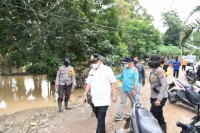 Tangani Banjir, Pjs. Bupati Sergai Tinjau dan Beri Bantuan ke Masyarakat